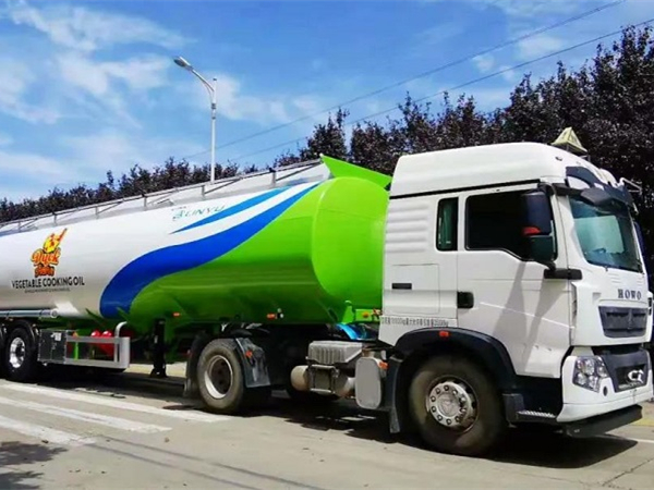 颜值实力双在线，，，，，，，，出口罐车很抢眼！