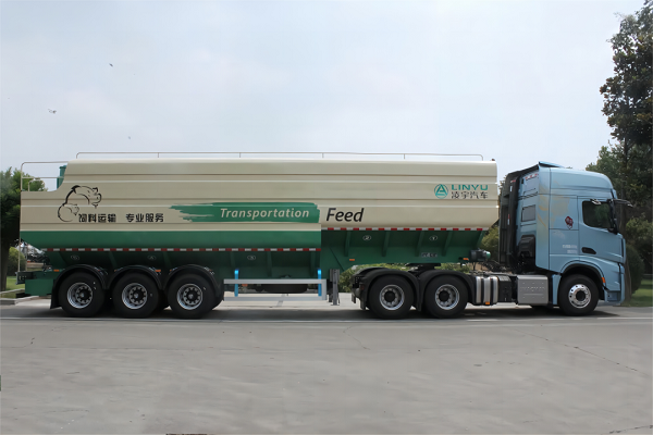 包管饲料运输清静！散装雏禽饲料运输半挂车的特点及优势有哪些？？？