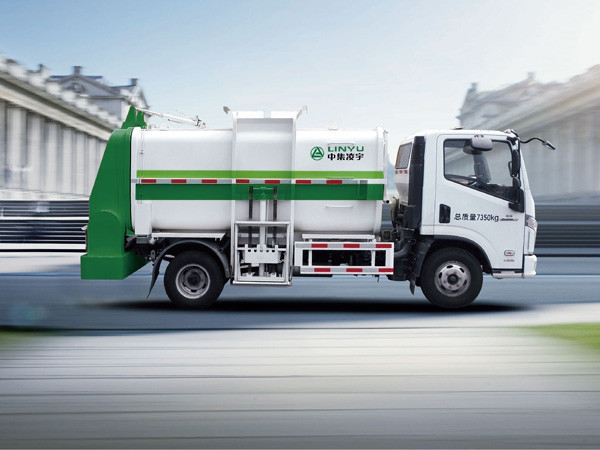 垃圾被分了好几类，，，，，，，，原来是有差别种类的垃圾车来运输